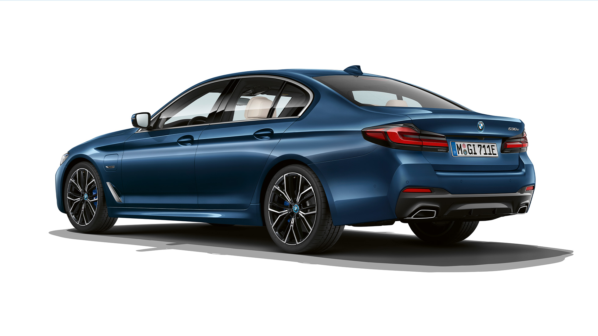 BMW 5. seeria Sedaan G30 pistikhübriid, M-sportpakett, tagant BMW 5. seeria Sedaan 520d xDrive G30 2020 M-sportpakett, Alpine White, kolm neljandikku tagantvaade