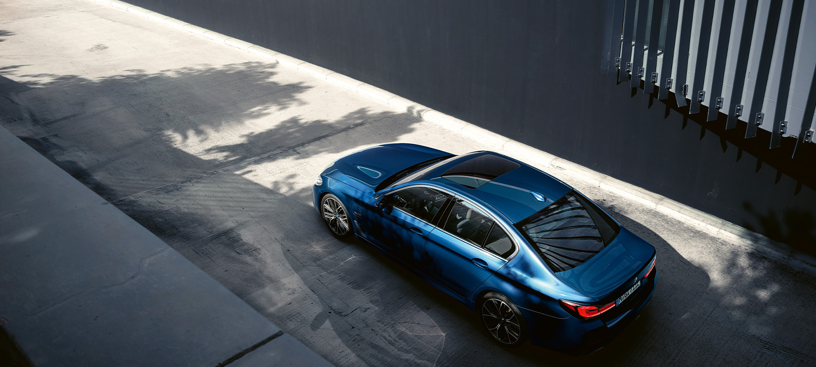 BMW 5. seeria Sedaan G30 seistes BMW 5. seeria Sedaan G30 Facelift 2020 Phytonic Blue, pealtvaade seistes