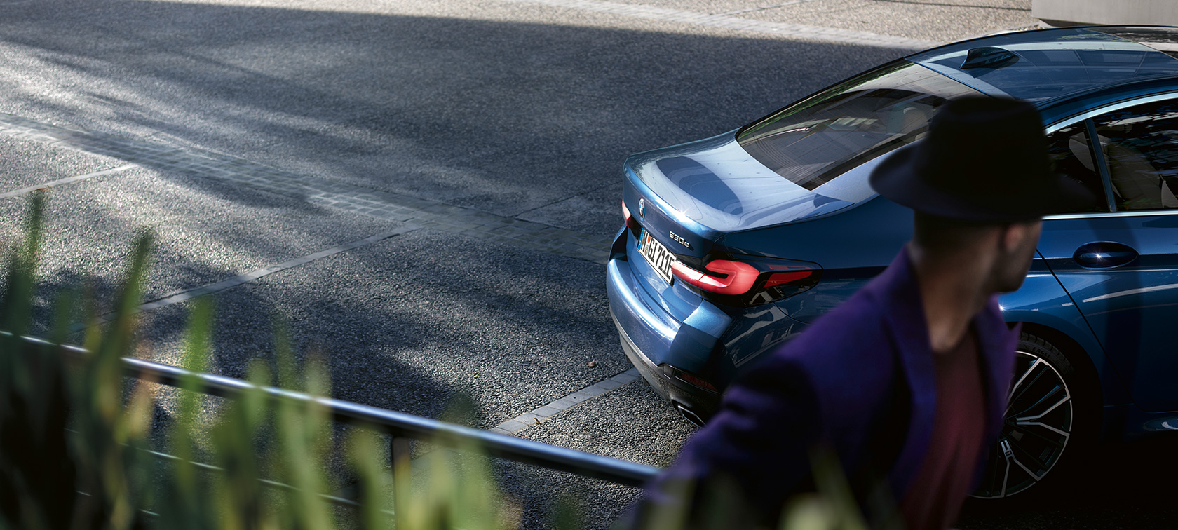 BMW 5. seeria Sedaan G30, mees seisab parkiva BMW taga BMW 5. seeria Sedaan G30 Facelift 2020, mees seisab parkiva BMW taga
