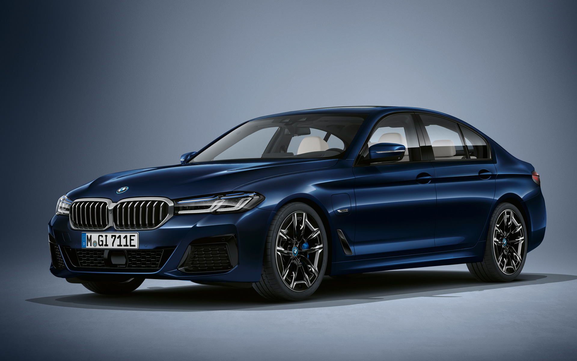 BMW 5. seeria Sedaan G30 LCI toonis BMW Individual Tanzanite Blue metallik BMW 5. seeria Sedaan Individual G30 Facelift 2020, kolm neljandikku eestvaade seistes, toonis BMW Individual Tanzanite Blue metallik