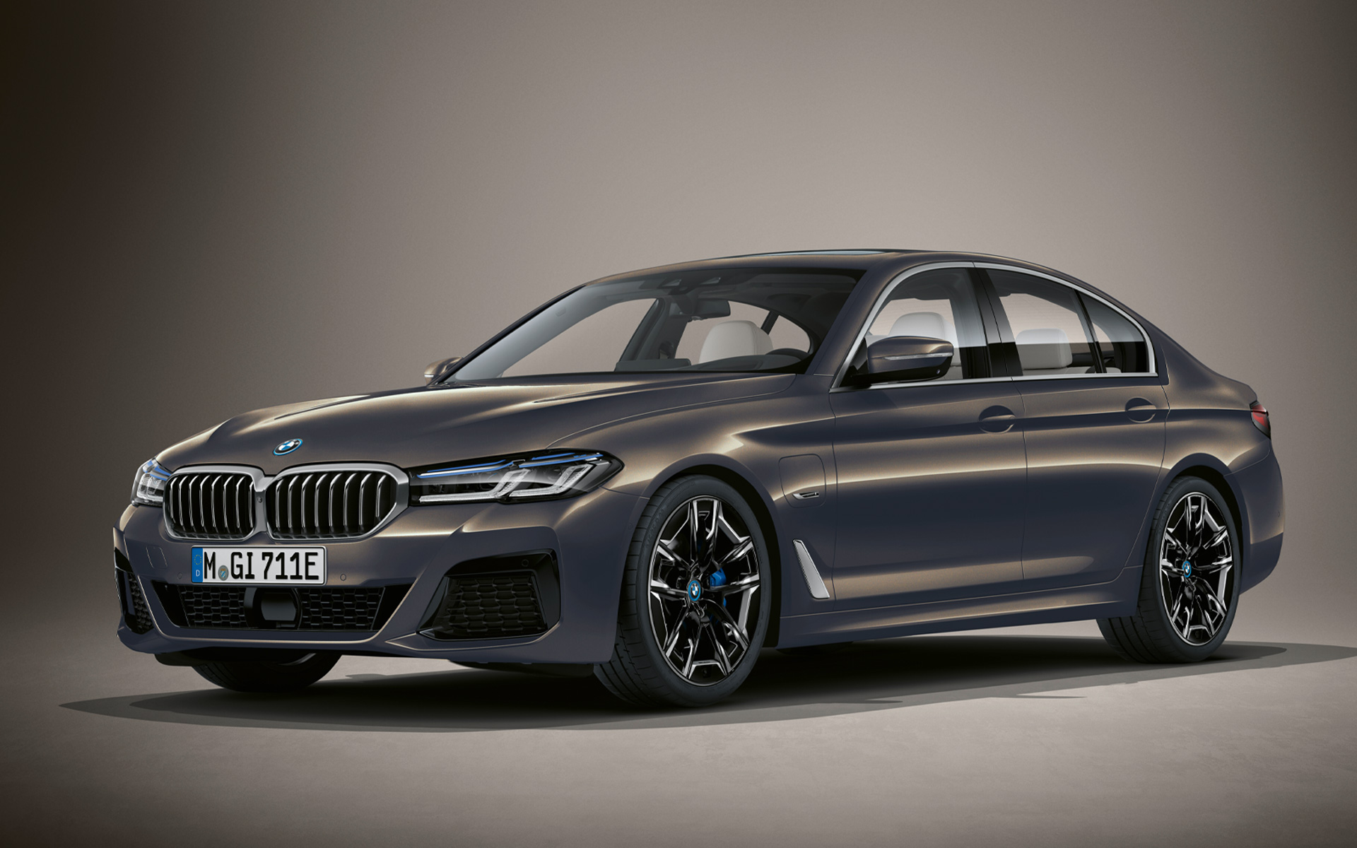 BMW 5. seeria Sedaan G30 LCI toonis BMW Individual Alvite Grey metallik BMW 5. seeria Sedaan Individual G30 Facelift 2020, kolm neljandikku eestvaade seistes, toonis BMW Individual Alvite Grey metallik