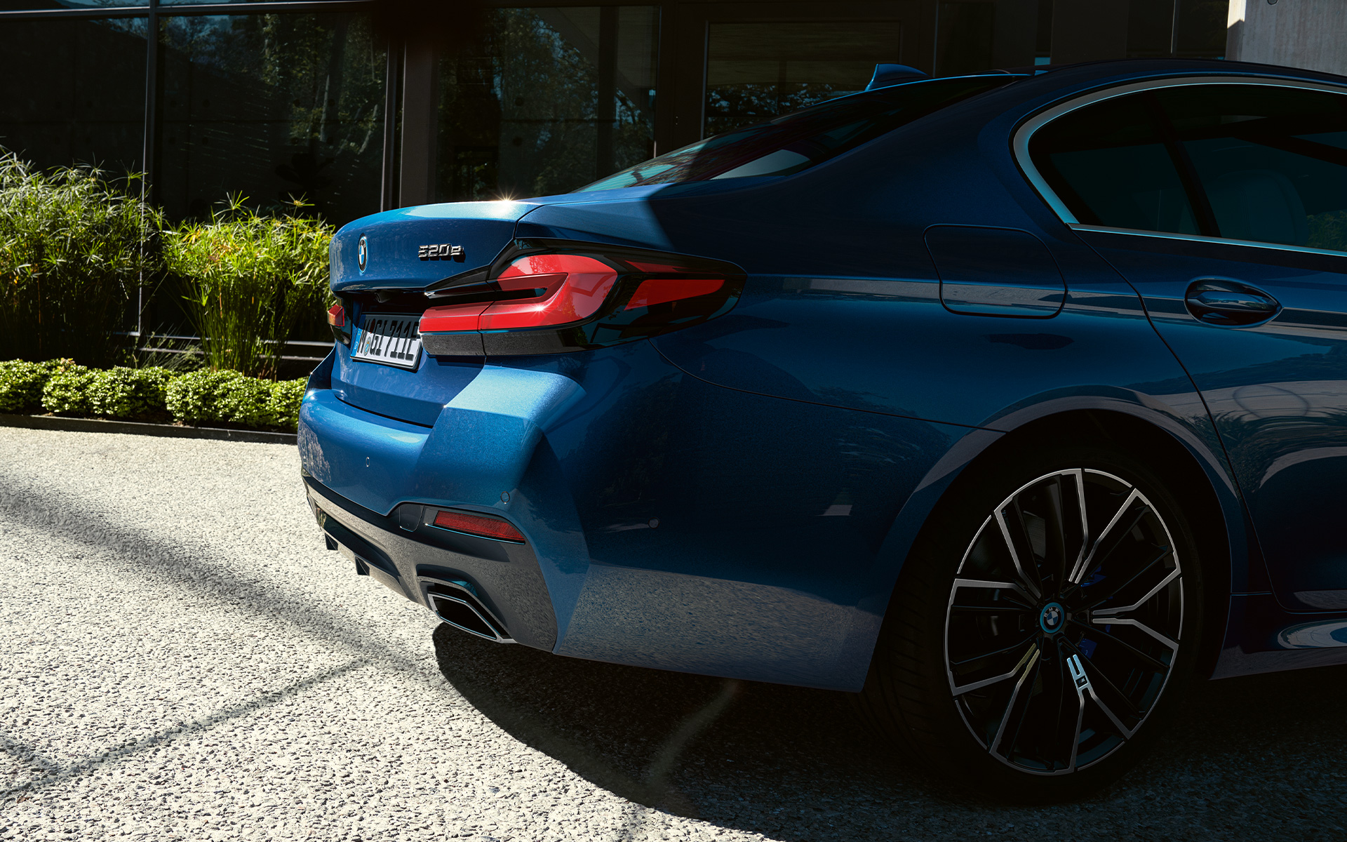 Tagaspoiler, BMW 5. seeria Sedaan G30 Vabakujulised summutitorud, BMW 5. seeria Sedaan G30 Facelift 2020, Phytonic Blue, lähivaade tagant
