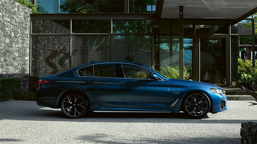Välisilme, BMW 5. seeria Sedaan G30 BMW 5. seeria Sedaan G30 Facelift 2020, Phytonic Blue, külgvaade parkides