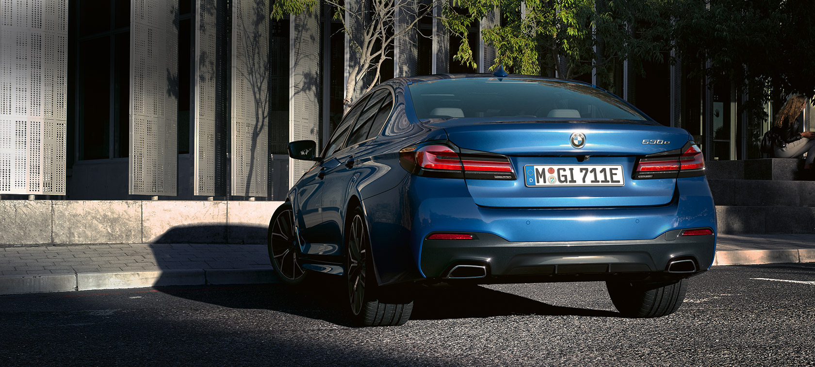 BMW 5. seeria Sedaan eDrive (G30), Phytonic Blue metallik BMW 5. seeria Sedaan eDrive (G30), Phytonic Blue metallik, tagantvaade, hoone ees parkimas