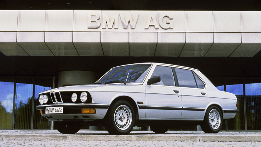 BMW 5. seeria Sedaan (E28), kolm neljandikku külgvaade seistes BMW 5. seeria Sedaan (E28), kolm neljandikku külgvaade seistes