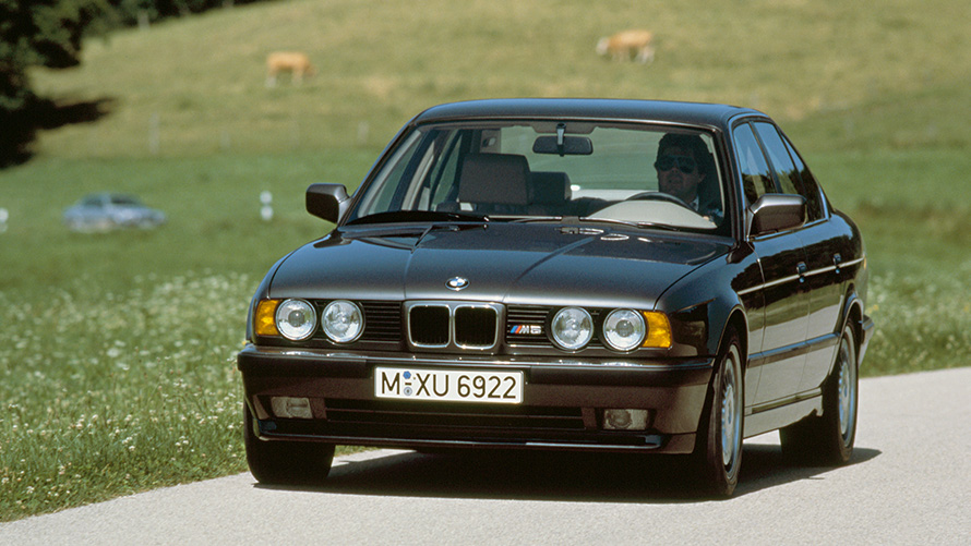 BMW M Sedaan (E34), kolm neljandikku eestvaade sõites BMW M Sedaan (E34), kolm neljandikku eestvaade sõites
