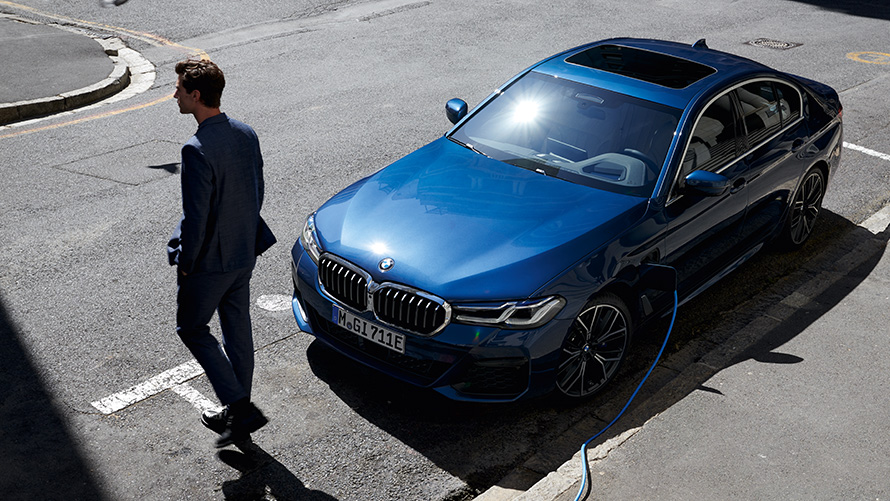 BMW 530e Sedaan (G30), kolm neljandikku eestvaade laadimas BMW 530e Sedaan (G30), kolm neljandikku eestvaade laadimas