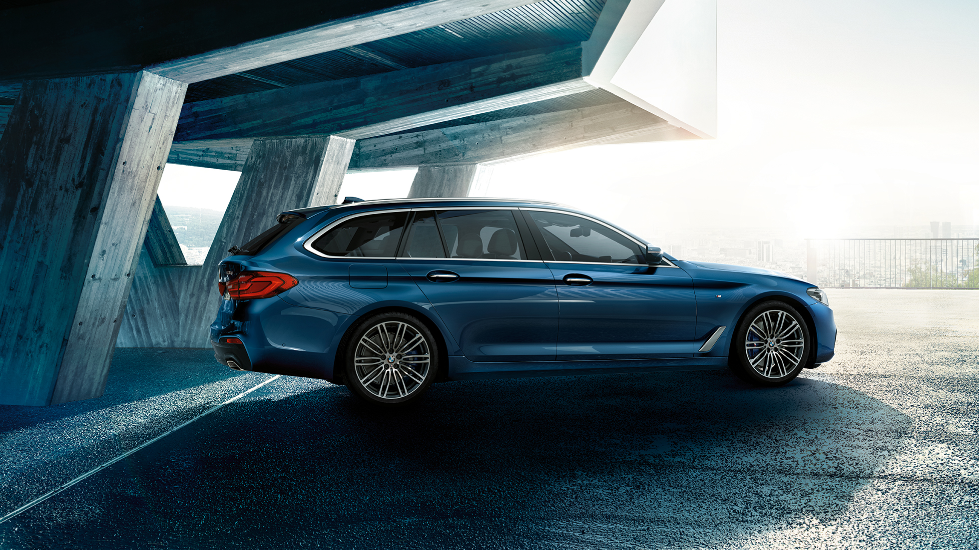 Külgvaate disain, BMW 5. seeria Touring BMW 5. seeria Touring, 530d xDrive Touring G31 toonis Mediterranean Blue metallik, 3/4 külgvaade