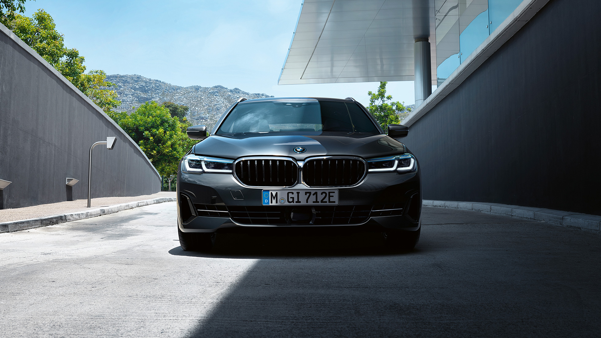 BMW 5 Touring G31 BMW neerukujuline iluvõre ja esispoiler BMW 5. seeria Touring G31 Facelift 2020 Sophisto Grey, BMW neerukujuline iluvõre ja esispoiler, lähivaade eest