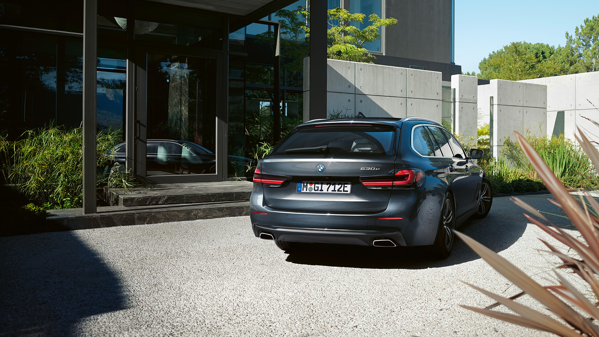 BMW 5. seeria Touring G31 tagaspoiler ja vabakujulised summutitorud BMW 5. seeria Touring G31 Facelift 2020 Sophisto Grey, tagaspoiler ja vabakujulised summutitorud, lähivaade