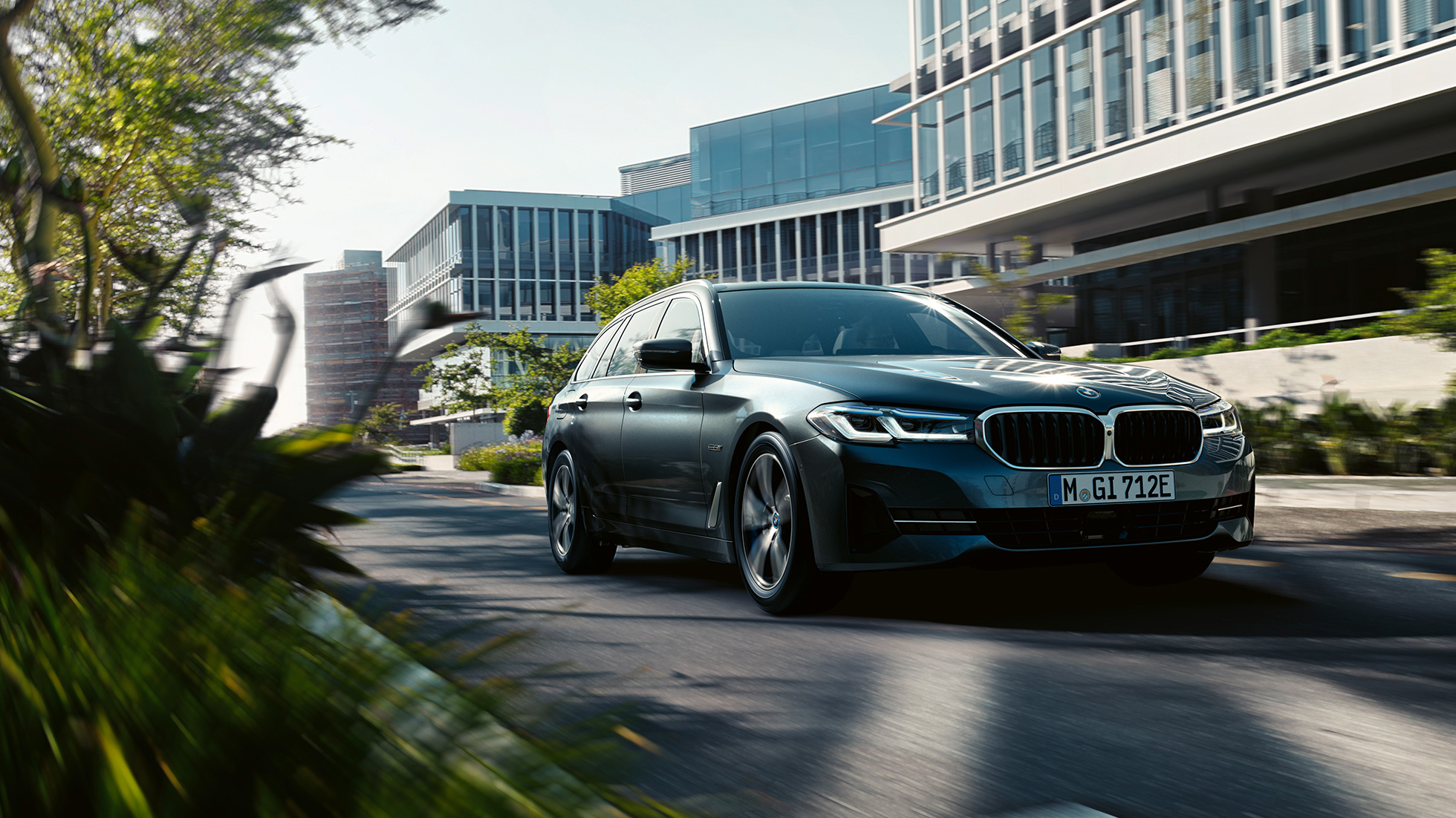 BMW 5. seeria Touring G31välisilme BMW 5. seeria Touring G31 Facelift 2020 Sophisto Grey, kolm neljandikku eestvaade sõitmas linnas