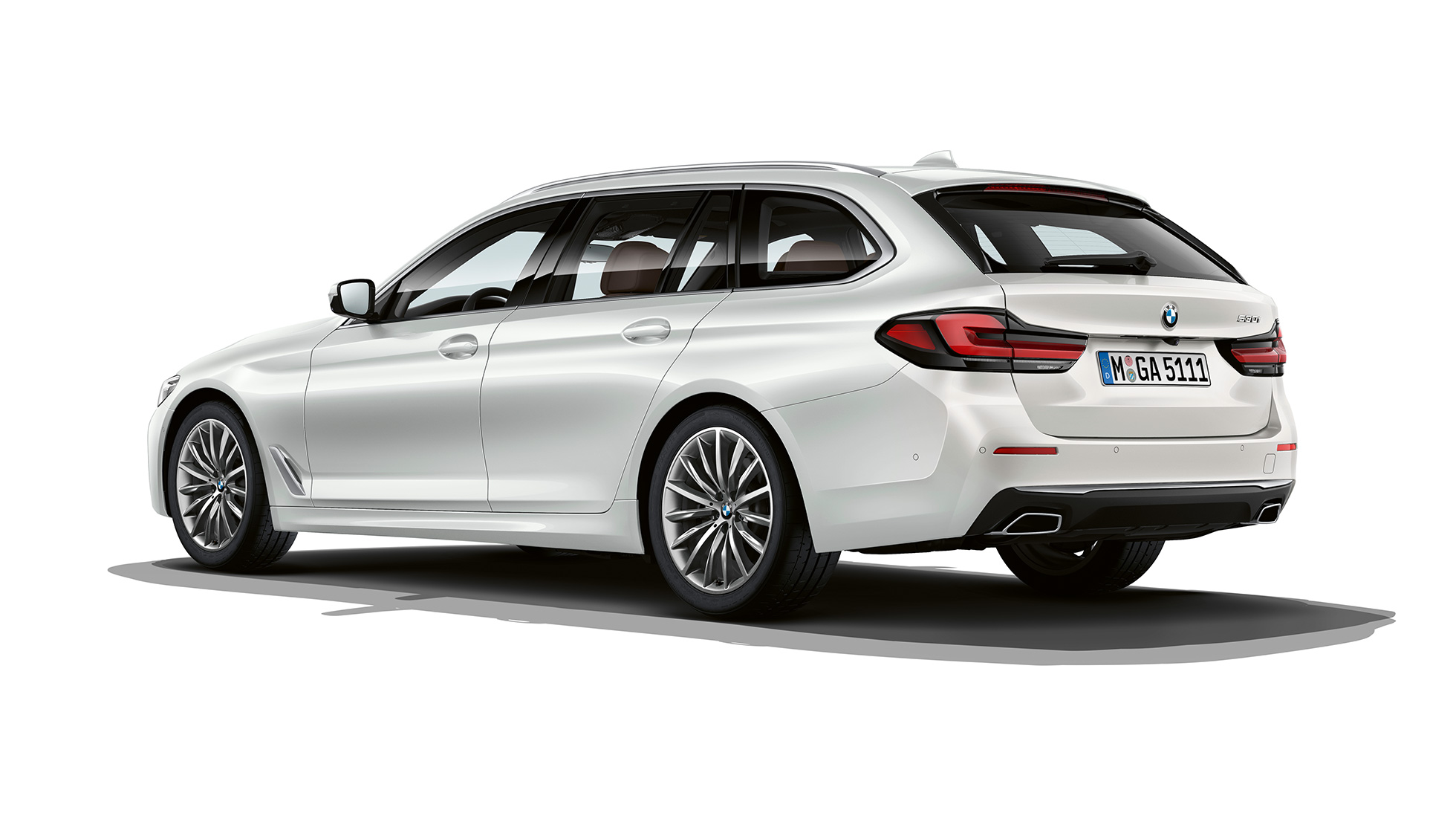 BMW 5. seeria Touring G31 Luxury Line, tagantvaade BMW 5. seeria Touring 530i G31 2020 Luxury Line, Mineral White, kolm neljandikku tagantvaate