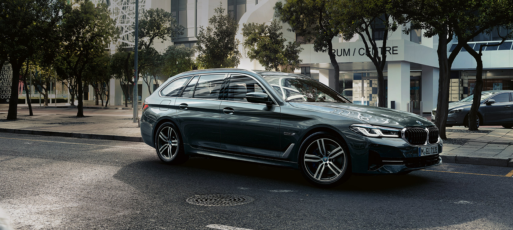 BMW 5. seeria Touring G31 LCI 2020, seitse kaheksandikku eestvaade, linna servas sõitmas