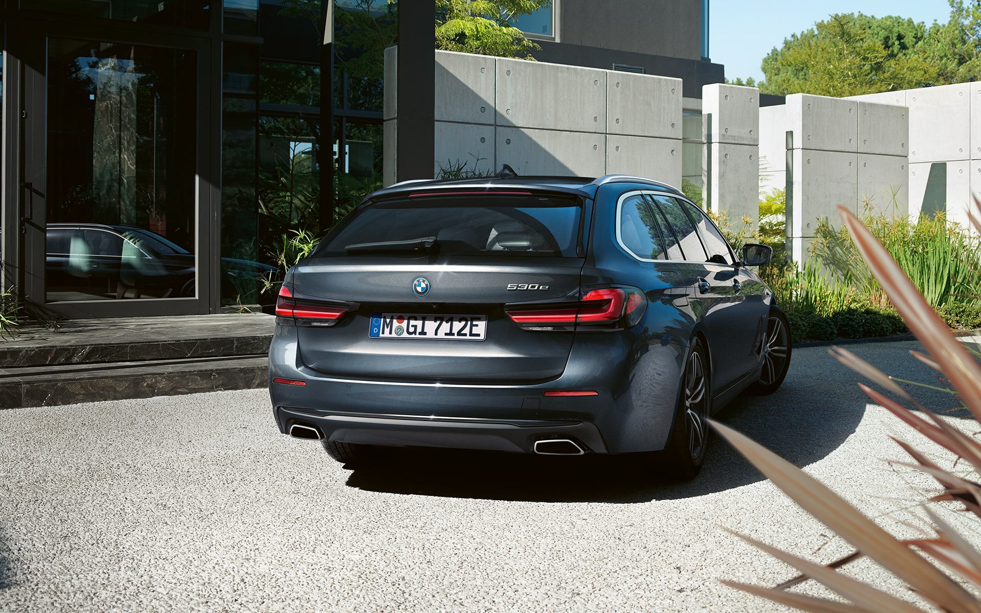 Tagaspoiler ja vabakujulised summutitorud, BMW 5. seeria Touring G31 LCI Tagaspoiler ja vabakujulised summutitorud, BMW 5. seeria Touring G31 Facelift 2020, Sophisto Grey, tagaosa