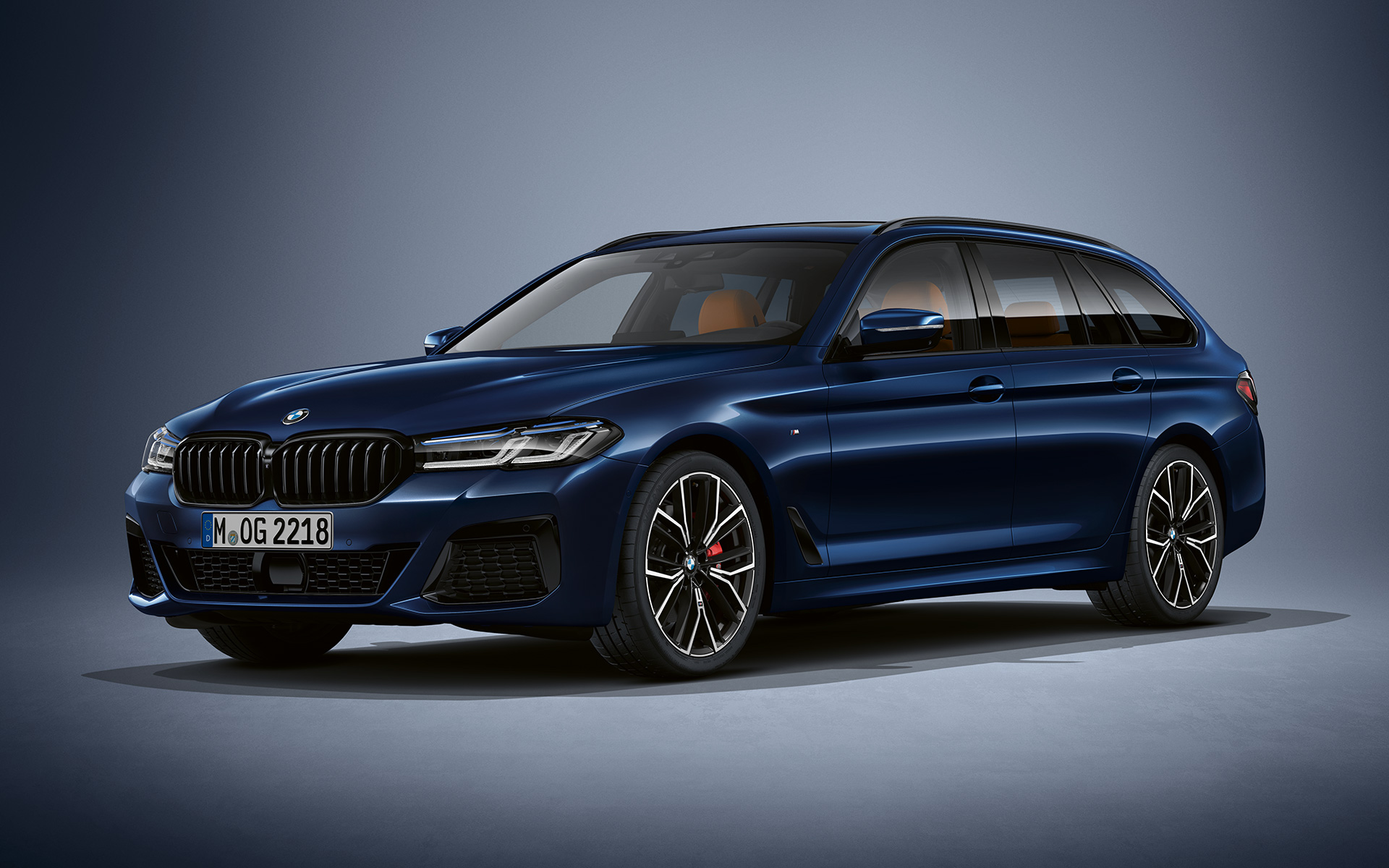 BMW 5. seeria Touring G31 LCI toonis BMW Individual Tanzanite Blue metallik BMW 5. seeria Touring Individual G31 Facelift 2020, kolm neljandikku eestvaade seistes, toonis BMW Individual Tanzanite Blue metallik