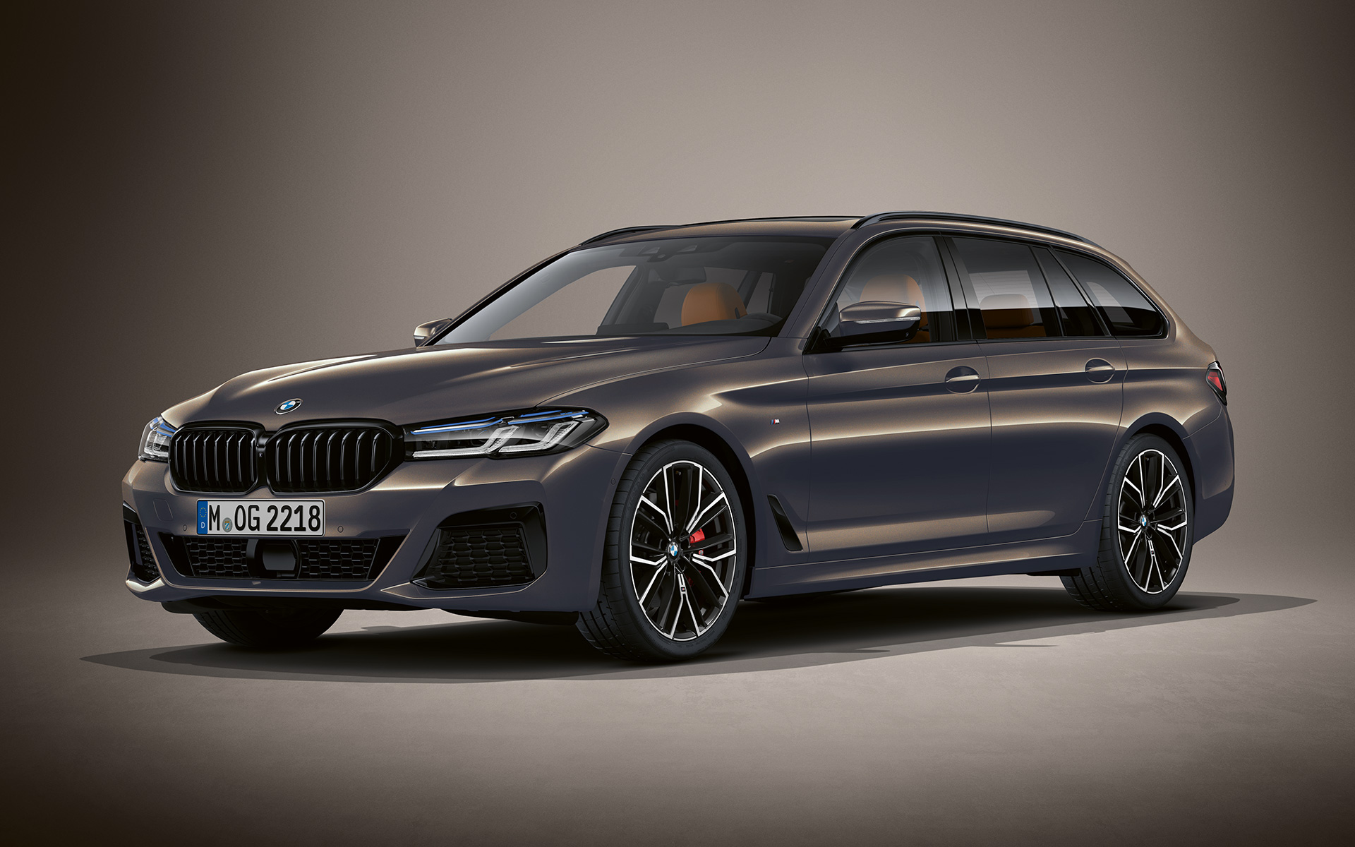 BMW 5. seeria Touring G31 LCI toonis BMW Individual Alvite Grey metallik BMW 5. seeria Touring Individual G31 Facelift 2020, kolm neljandikku eestvaade seistes, toonis BMW Individual Alvite Grey metallik