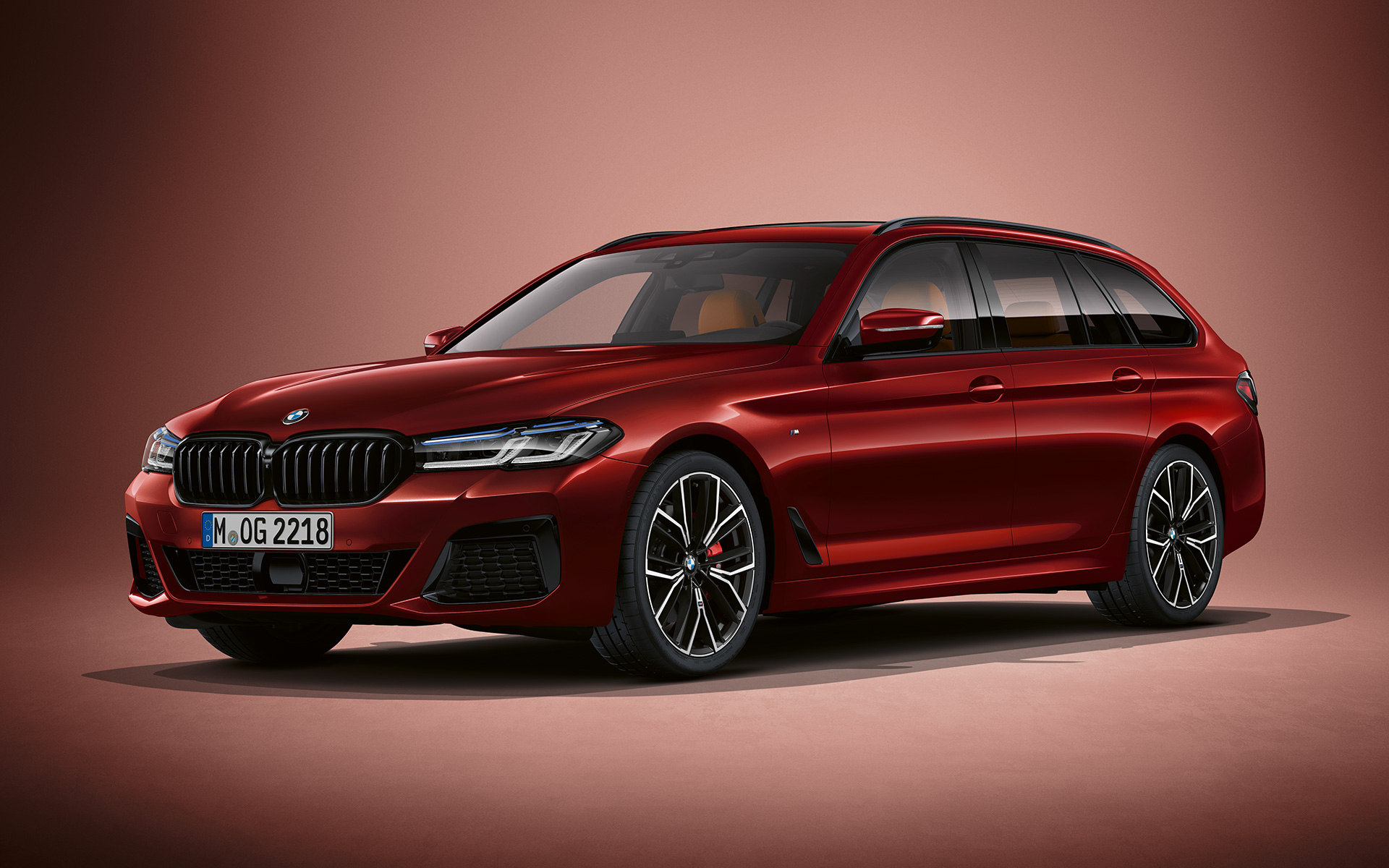 BMW 5. seeria Touring G31 LCI toonis BMW Individual Aventurine Red metallik BMW 5. seeria Touring Individual G31 Facelift 2020, kolm neljandikku eestvaade seistes, toonis BMW Individual Aventurine Red metallik