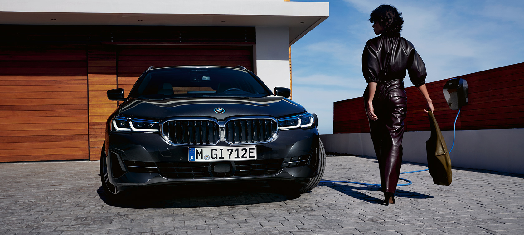 Pistikhübriid BMW 5. seeria Touring 2021 G31 LCI, eestvaade, laadimas Pistikhübriid BMW 5. seeria Touring 2021 G31 LCI, eestvaade, laadimas koos modelliga