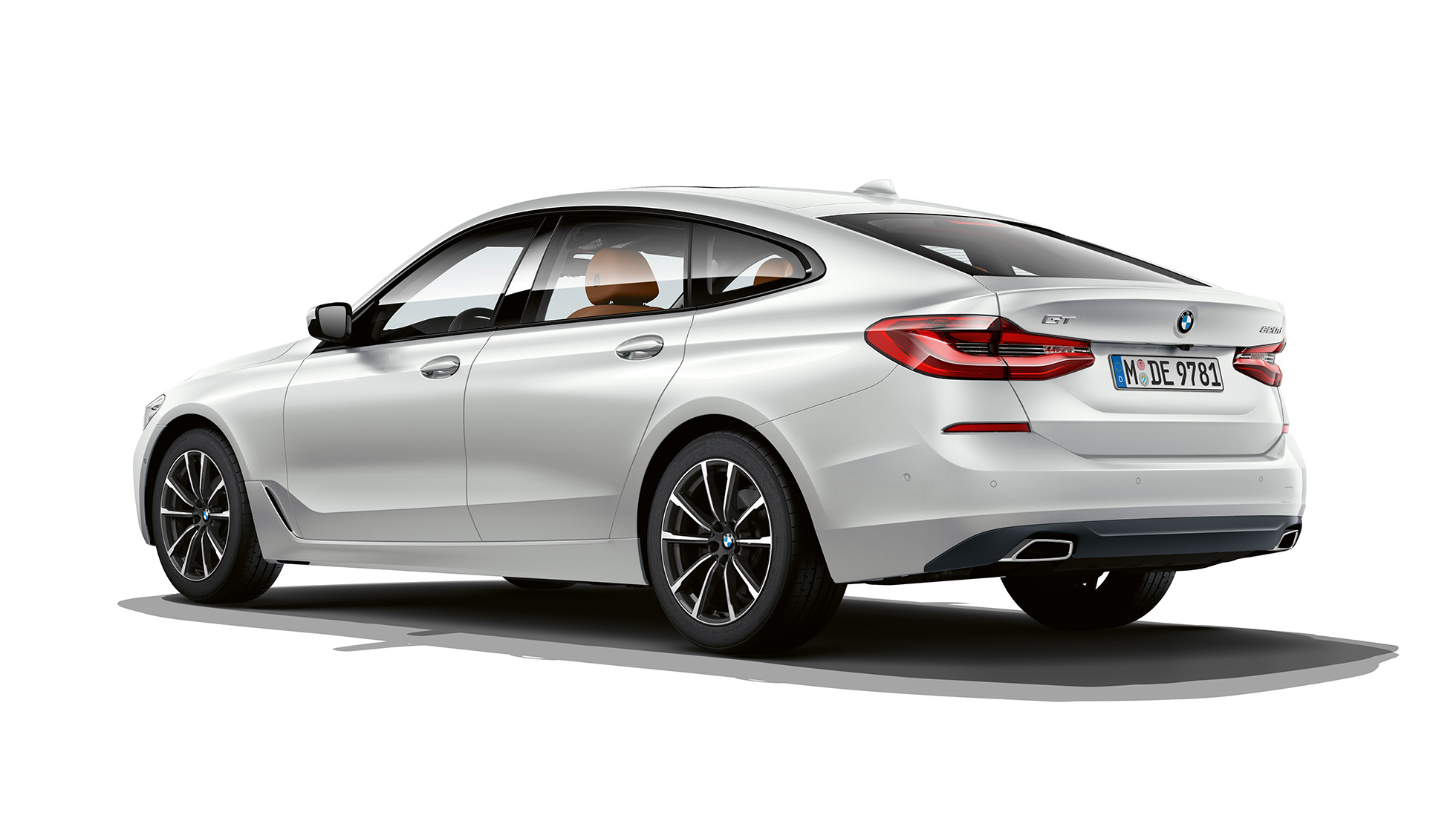 BMW 6. seeria Gran Turismo G32 2020 baasvarustus, tagaosa BMW 6. seeria Gran Turismo G32 620d 2020 baasvarustuses Mineral White Metallic kolm neljandikku tagantvaade
