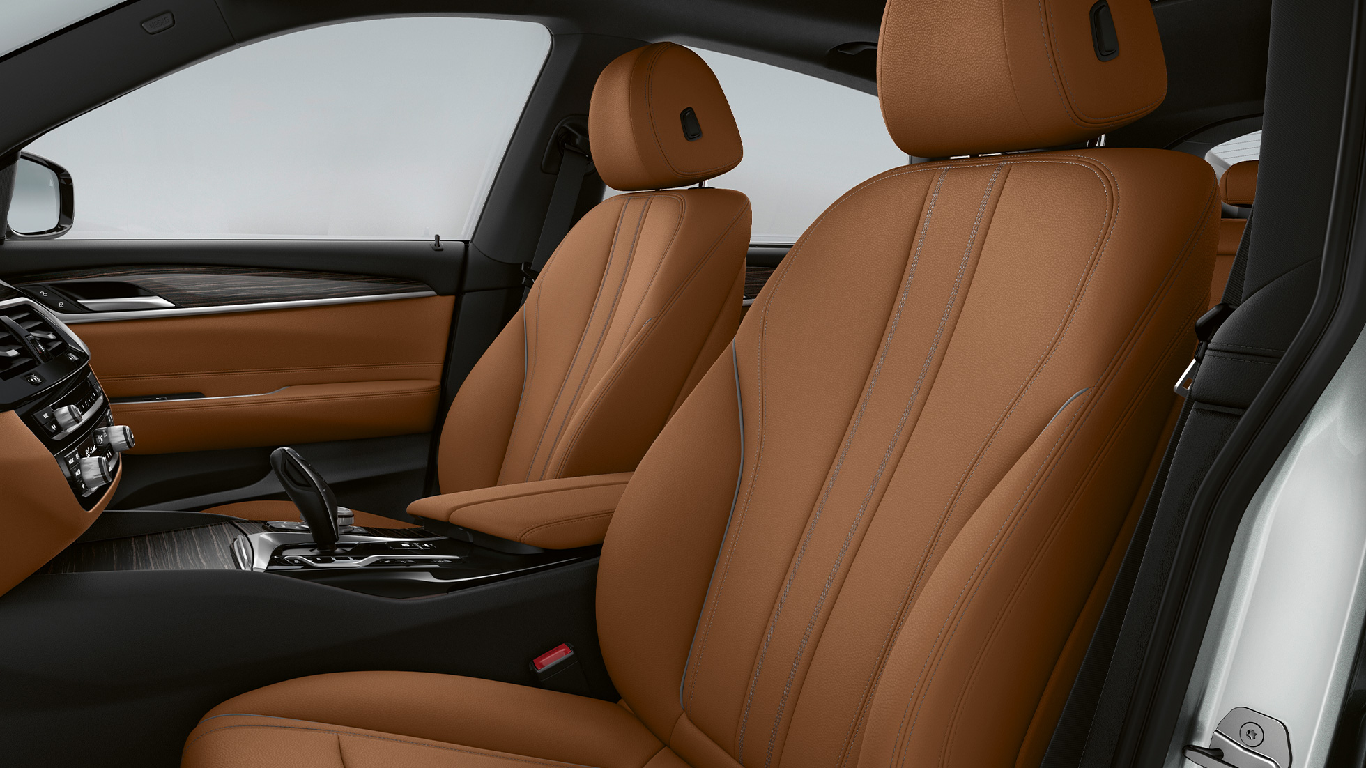 BMW 6. seeria Gran Turismo G32 2020 baasvarustus, istmekatted BMW 6. seeria Gran Turismo G32 620d 2020 baasvarustuses, salong, nahast istmekatted „Dakota“ Cognac/Black