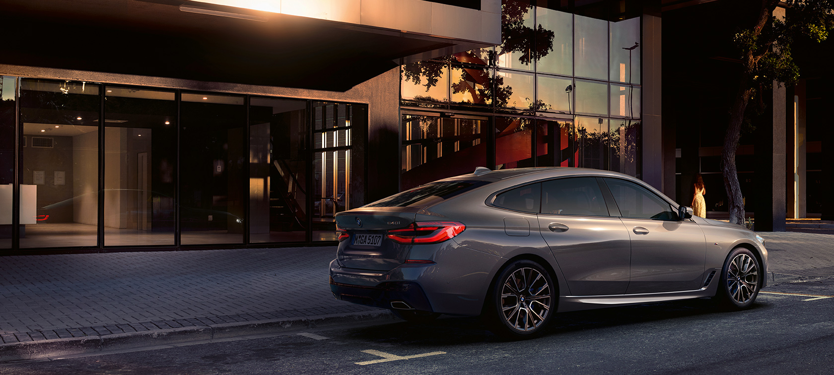 BMW 6. seeria Gran Turismo G32 2020 BMW 6. seeria Gran Turismo 640i xDrive G32 2020 Bernina Grey tagantvaade, parkides hoone ees