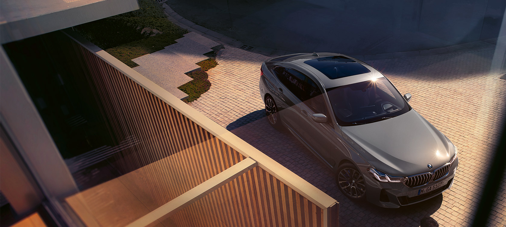 BMW 6. seeria Gran Turismo 640i xDrive (G32), Bernina Grey BMW 6. seeria Gran Turismo 640i xDrive (G32), Bernina Grey, kõrgemalt kolm neljandikku eestvaade hoone ees