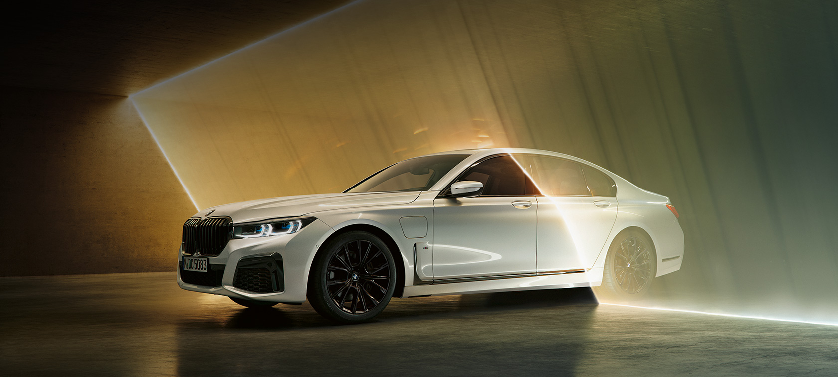 BMW 7. seeria Sedaan 3/4 eestvaates BMW 7. seeria Sedaan: valge BMW 3/4 eestvaates, ümbritsetud valguskiirtega