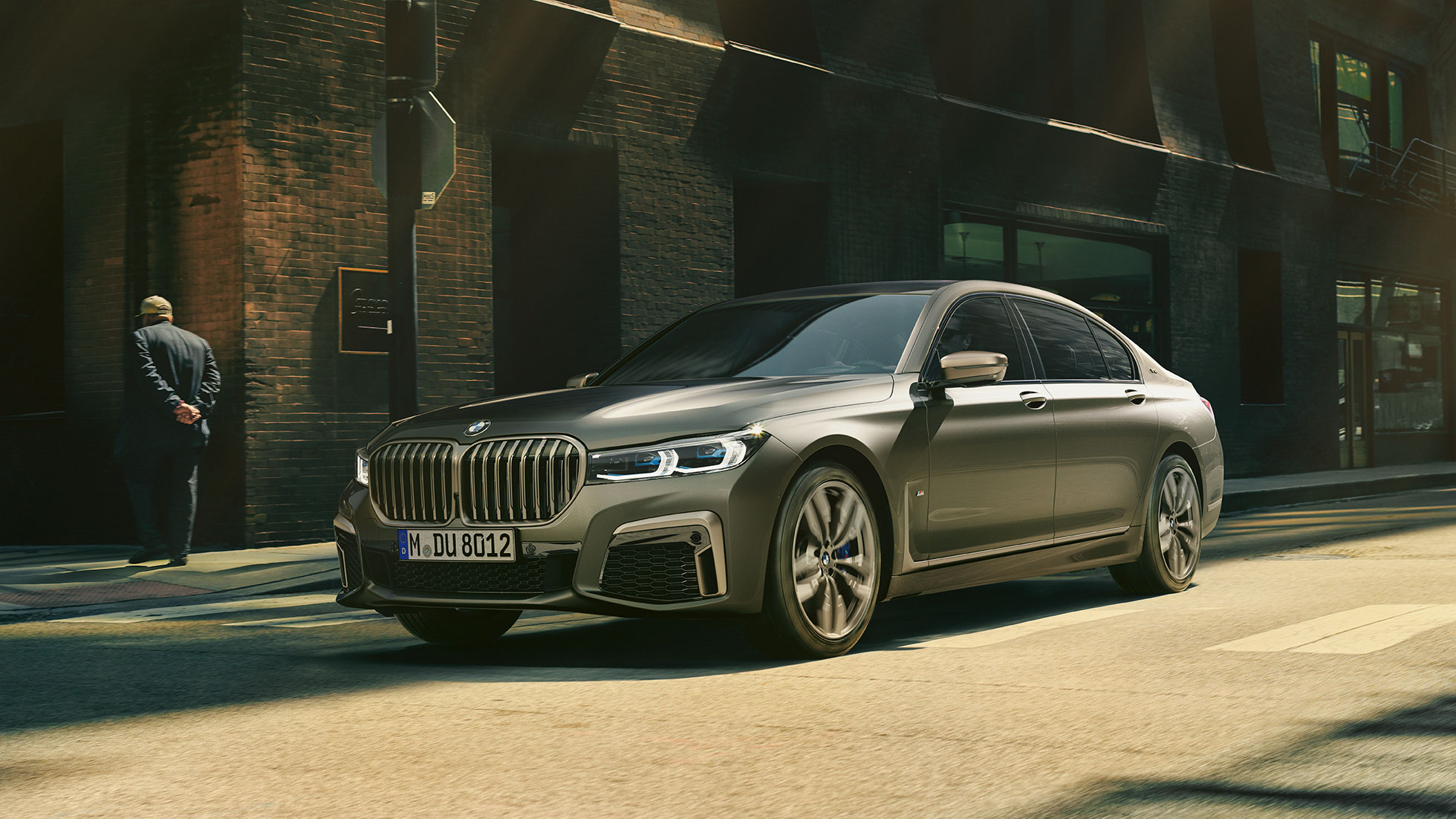 BMW M760Li xDrive linnas BMW M760Li xDrive eest külgvaates sõitmas linnas