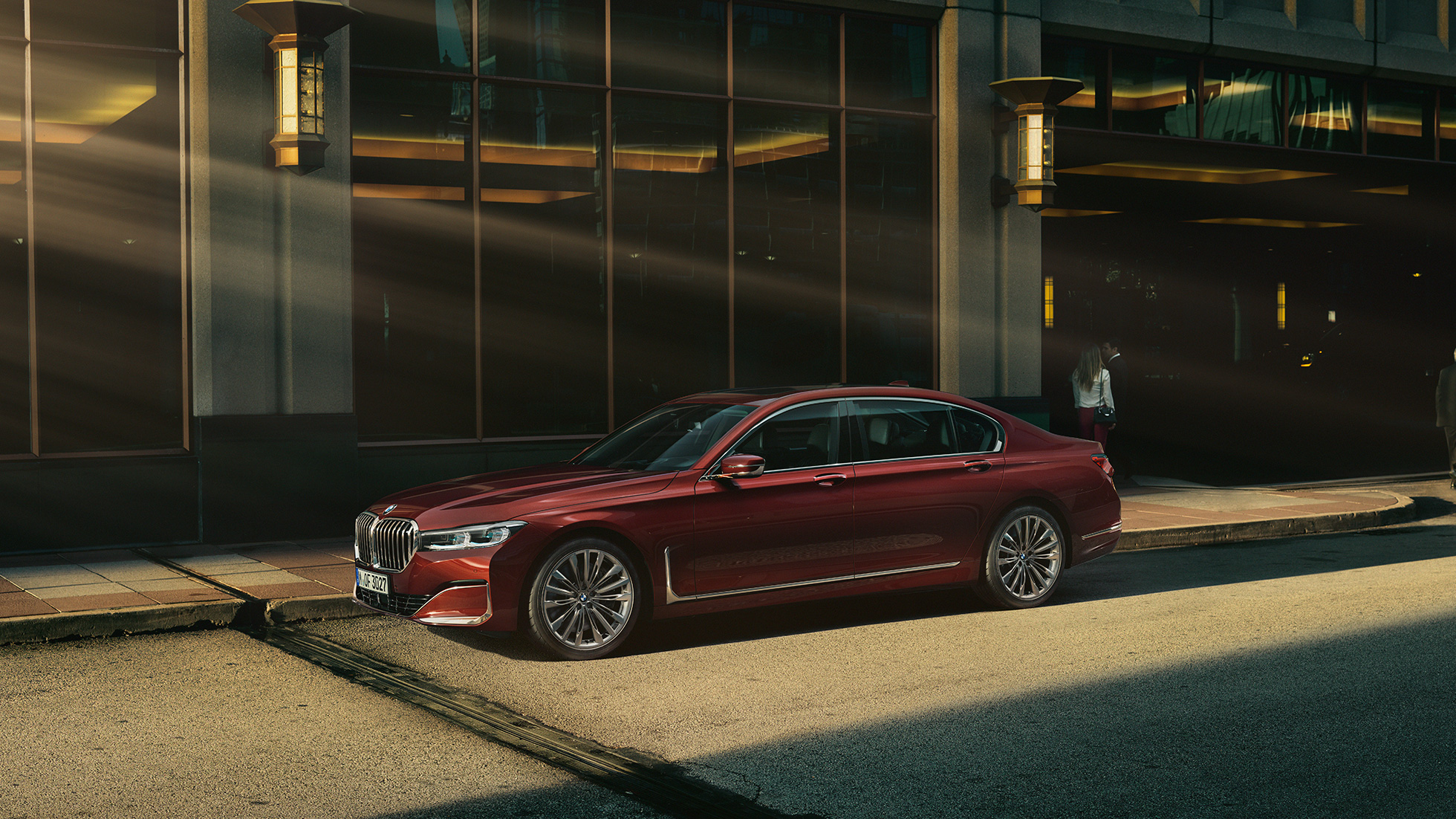 BMW INDIVIDUALI 7. seeria Sedaan, külgvaade BMW Individuali 7. seeria Sedaan, punane sõiduk külgvaates linna taustal
