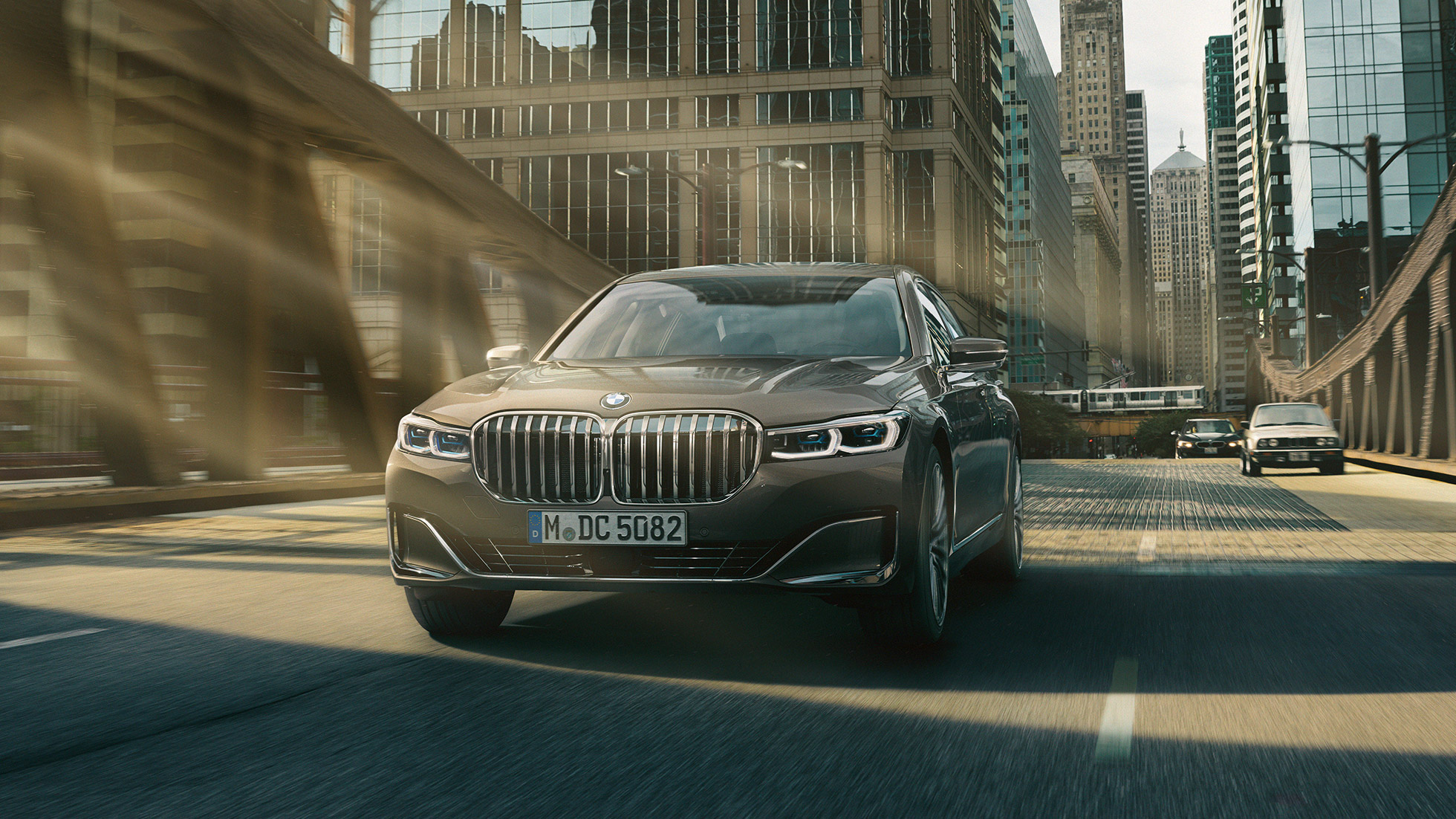 BMW 7. seeria Sedani juhiabisüsteemid Juhiabisüsteemid: BMW 7. seeria Sedaan sõitmas linn taustal
