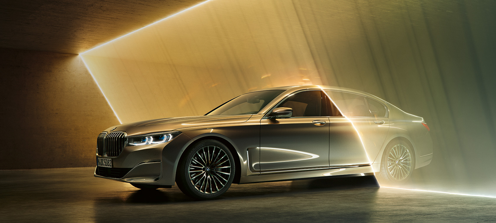 BMW 7. seeria Sedaan 3/4 eestvaates BMW 7. seera Sedaan: hall BMW 3/4 eestvaates, ümbritsetud valguskiirtega