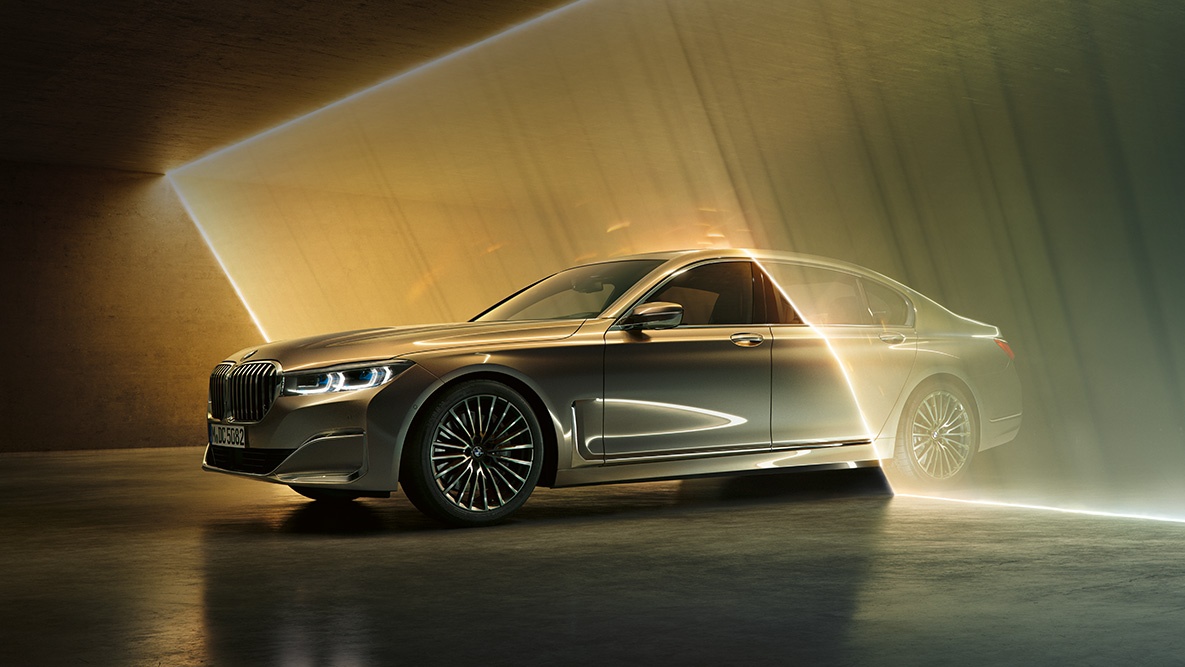 BMW 7. seeria Sedaan 3/4 eestvaates BMW 7. seera Sedaan: hall BMW 3/4 eestvaates, ümbritsetud valguskiirtega