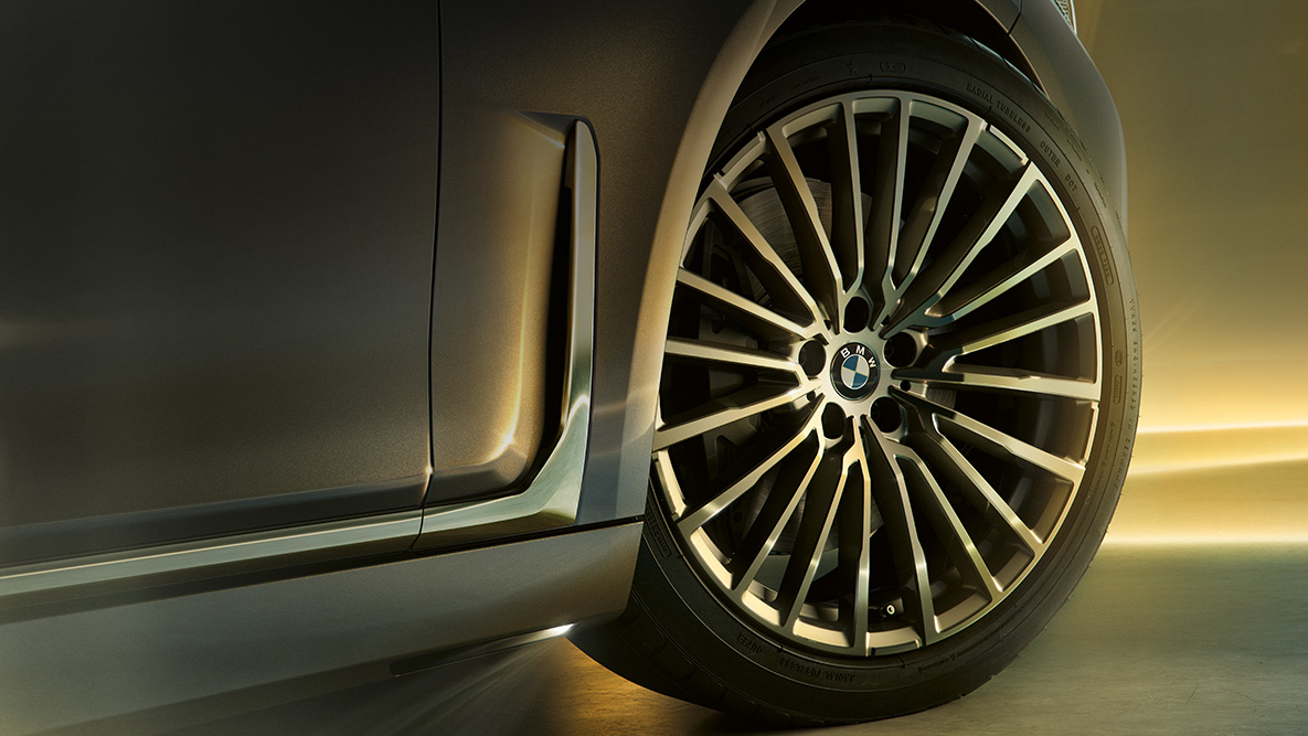 BMW 7. seeria Sedani Multi-Spoke disainiga veljed BMW 7. seeria Sedaan: lähivaade Multi-Spoke disainiga velgedega