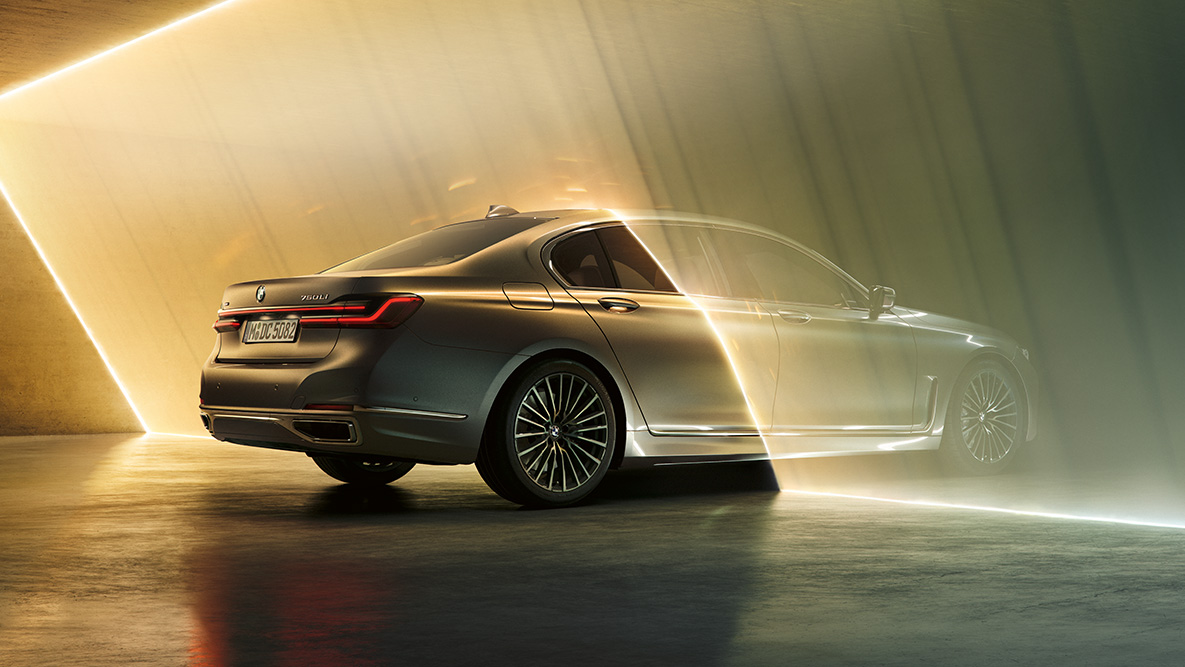 BMW 7. seeria Sedaan toonis Bernina Grey BMW 7. seeria Sedaan toonis Bernina Grey, 3/4 tagantvaates, ümbritsetud valguskiirtega