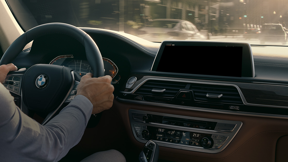 BMW intelligentne isiklik assistent BMW intelligentne isiklik assistent: mees juhib BMWd, lähivaade Live Cockpit Professionalist