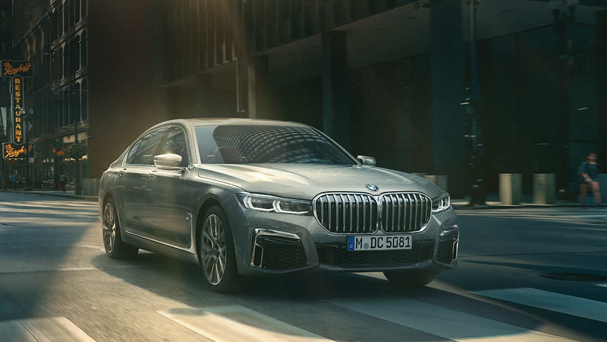 BMW 7. seeria Sedani juhtimisassistent Professional Juhtimisassistent Professional: BMW 7. seeria Sedaan 3/4 eestvaates sõitmas linna taustal