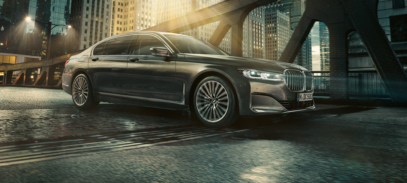 BMW 7. seeria Sedaani külgvaade BMW 7. seeria Sedaani külgvaade, avatud uksega, taustaks valgustatud hotell