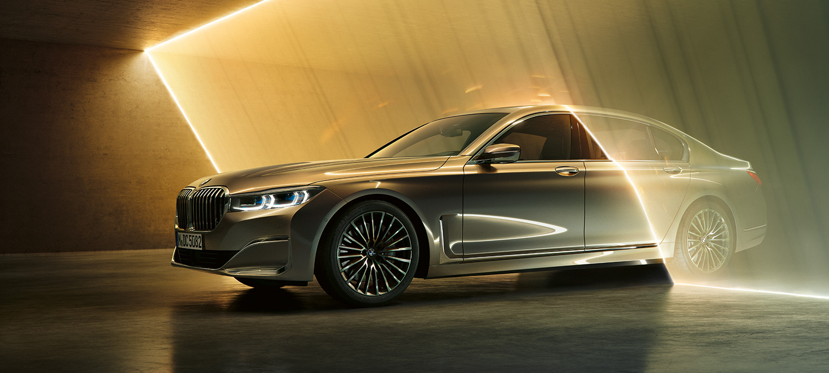 BMW 7. seeria Sedan G11 G12 2019 Bernina Grey Amber Effect, kolm neljandikku eestvaade ümbritsetud valguskiirtega