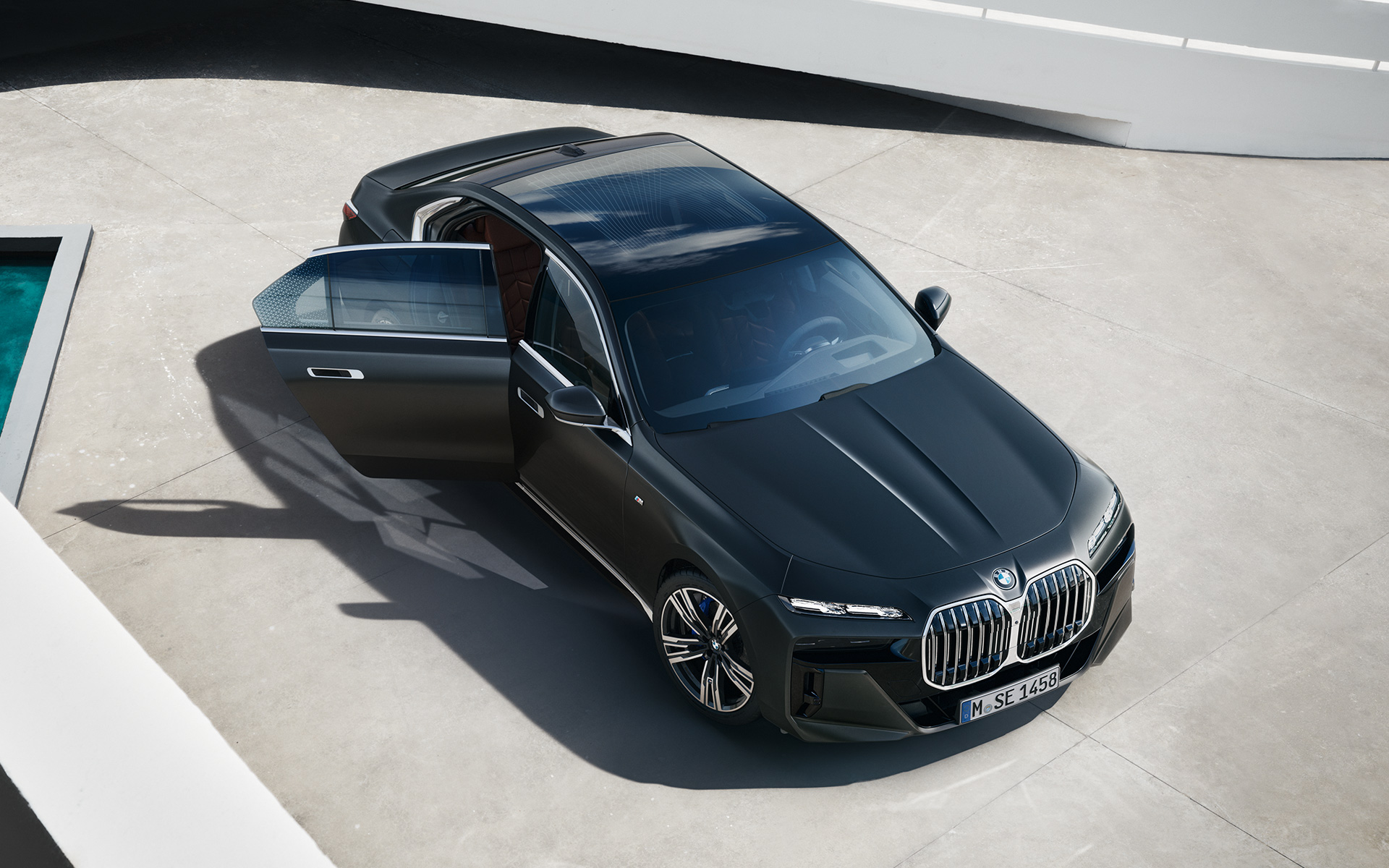 BMW 7. seeria Sedaan G70 ICE 740i M-sportpakett Frozen Deep Grey metallik, ülaltvaade BMW 7. seeria Sedaan G70 ICE 740i M-sportpakett Frozen Deep Grey metallik, ülaltvaade avatud reisijauksega