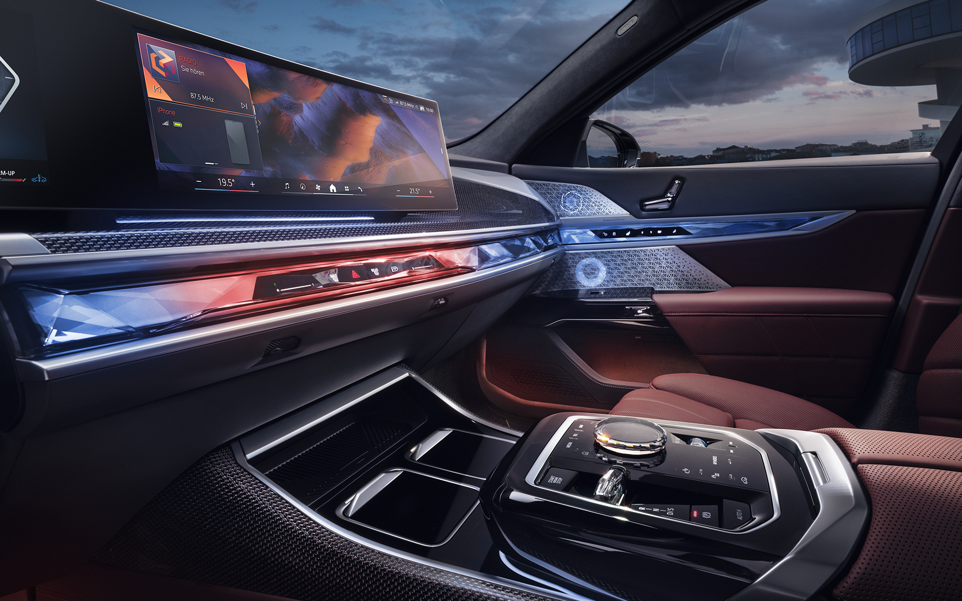 BMW 7. seeria Sedaan G70 ICE 740i M-sportpakett, vaade salongi esiosale BMW 7. seeria Sedaan G70 ICE 740i M-sportpakett, salong, vaade ette CraftedClarity klaasdetailidele ja kumerale ekraanile