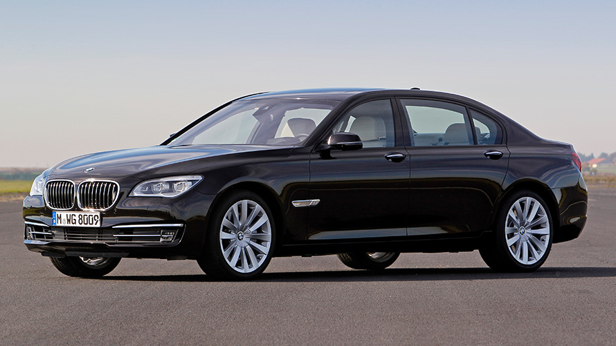 BMW 7. seeria Sedaan (F02) seitse kaheksandikku külgvaade seistes BMW 7. seeria Sedaan (F02) seitse kaheksandikku külgvaade seistes