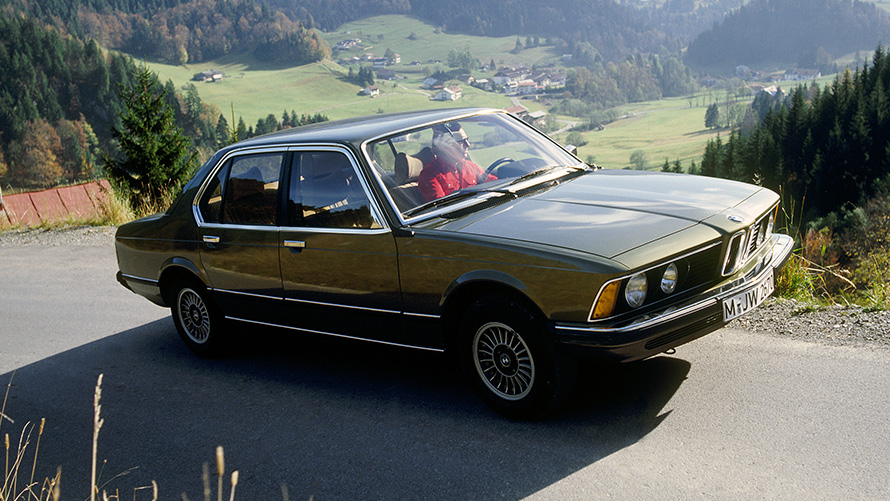 BMW 7. seeria Sedaan (E23) seitse kaheksandikku külgvaade sõites BMW 7. seeria Sedaan (E23) seitse kaheksandikku külgvaade sõites