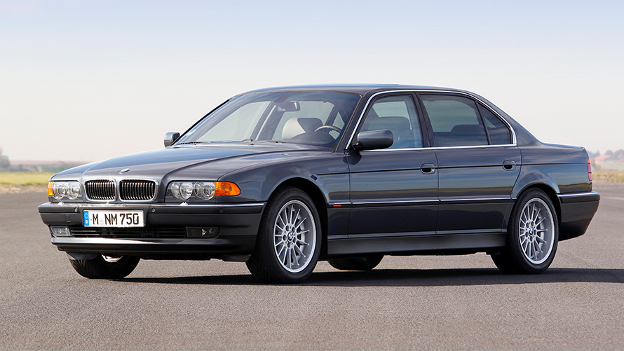 BMW 7. seeria Sedaan (E38) seitse kaheksandikku külgvaade seistes BMW 7. seeria Sedaan (E38) seitse kaheksandikku külgvaade seistes