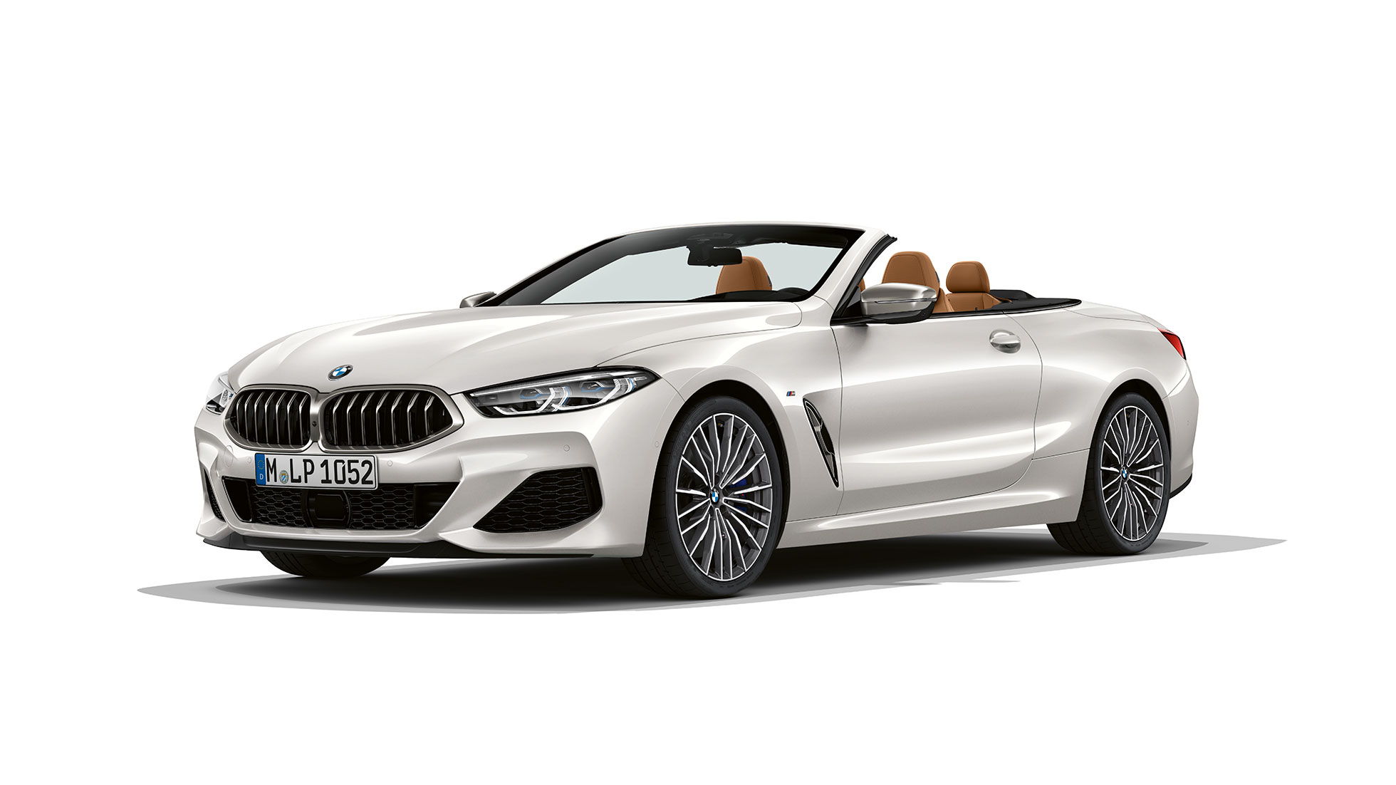 BMW M850i xDrive, Mineral White metallik, kolm-neljandikku eestvaade. BMW M850i xDrive, Mineral White metallik, kolm-neljandikku eestvaade.