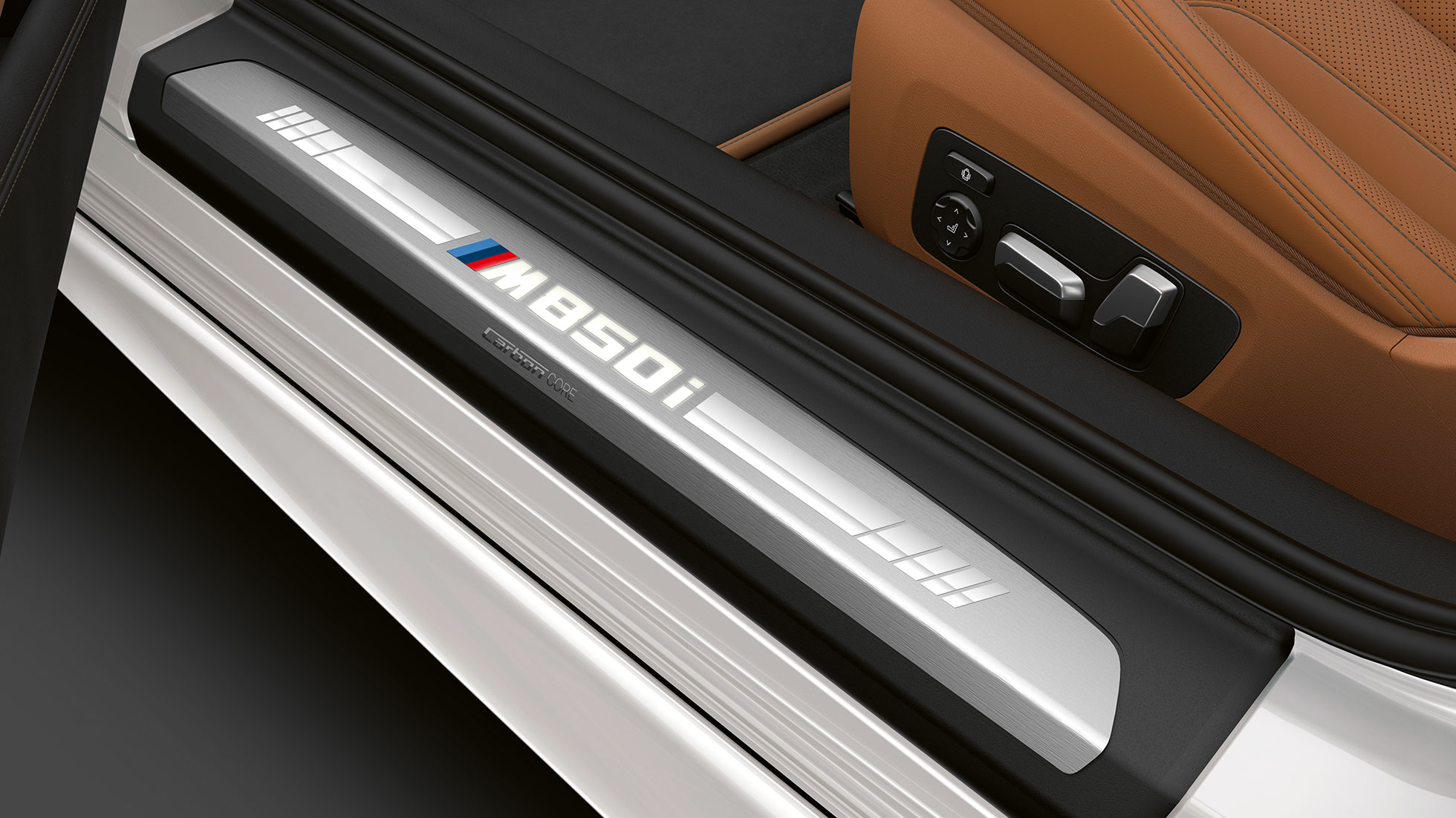 BMW M850i xDrive, Mineral White metallik, esiukse lävend. BMW M850i xDrive, Mineral White metallik, esiukse lävend.