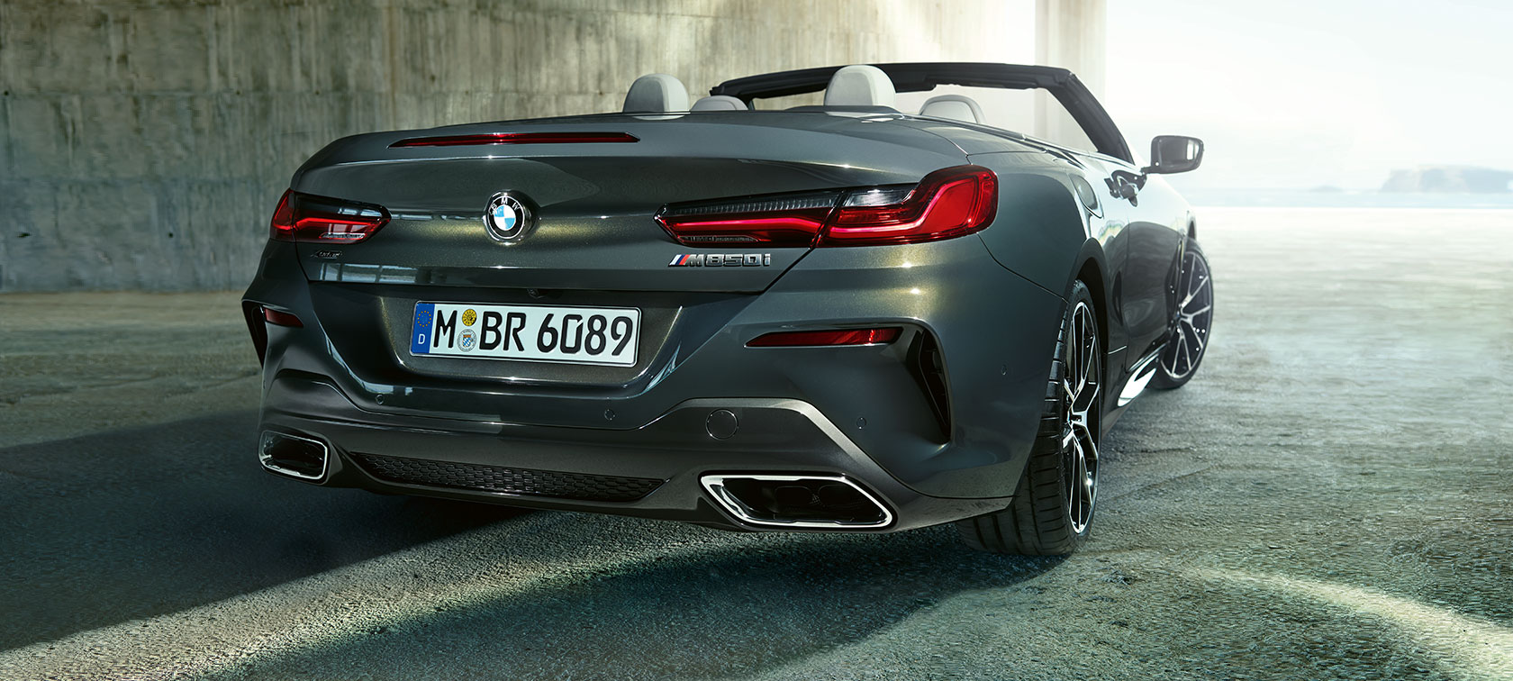BMW M850i xDrive, Dravit Grey metallik kolm neljandikku vaade tagant. BMW M850i xDrive, Dravit Grey metallik kolm neljandikku vaade tagant.
