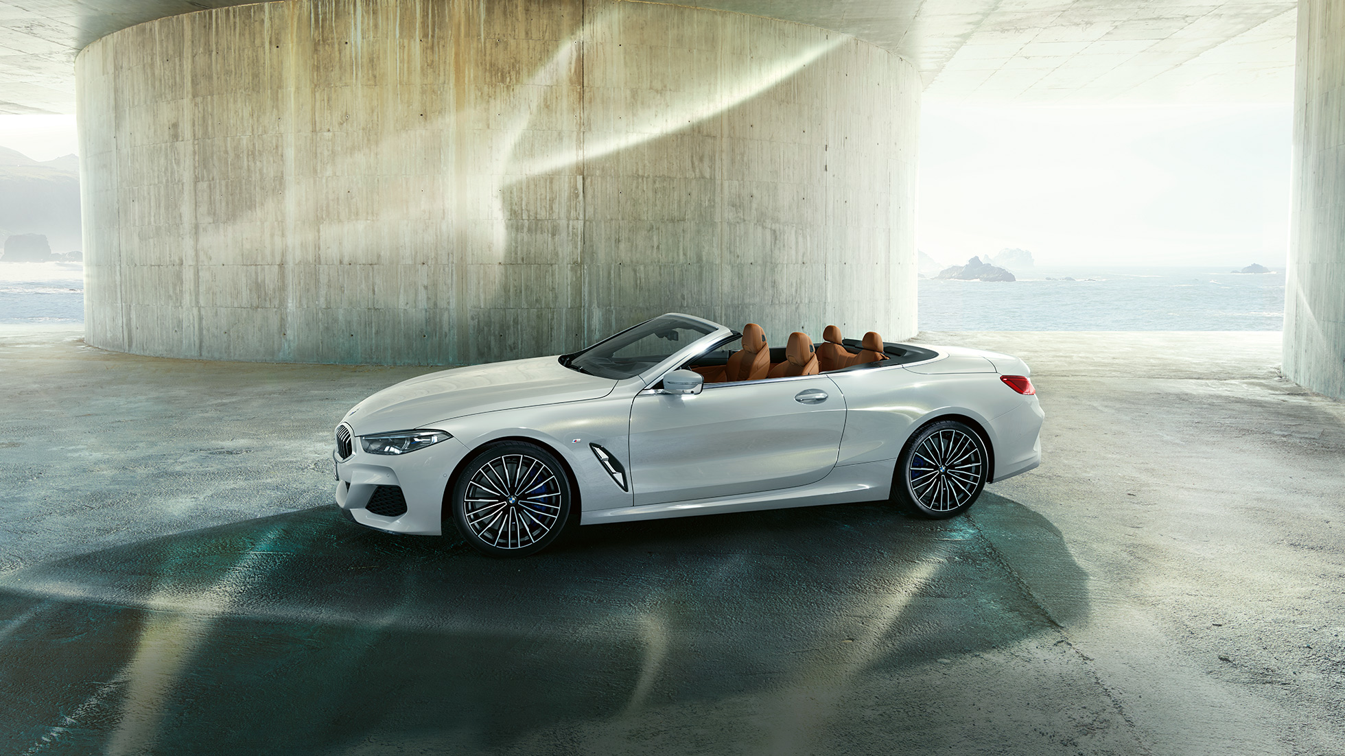 BMW M850i xDrive Mineral White metallik, külgvaade, pehme katus avatud. BMW M850i xDrive Mineral White metallik, külgvaade, pehme katus avatud.