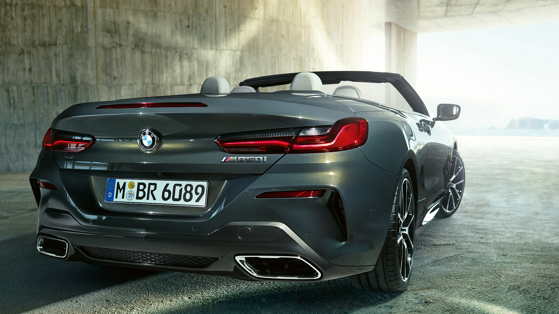 BMW M850i xDrive Dravit Grey metallik, kolm neljandikku tagantvaade paremalt. BMW M850i xDrive Dravit Grey metallik, kolm neljandikku tagantvaade paremalt.