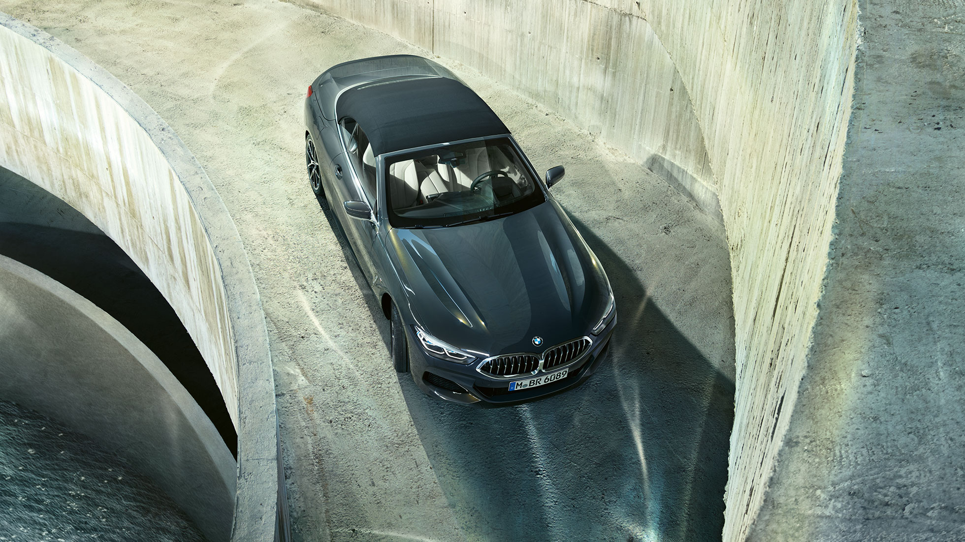 BMW M850i xDrive Dravit Grey metallik, pehme musta katusega, ülaltvaade. BMW M850i xDrive Dravit Grey metallik, pehme musta katusega, ülaltvaade.
