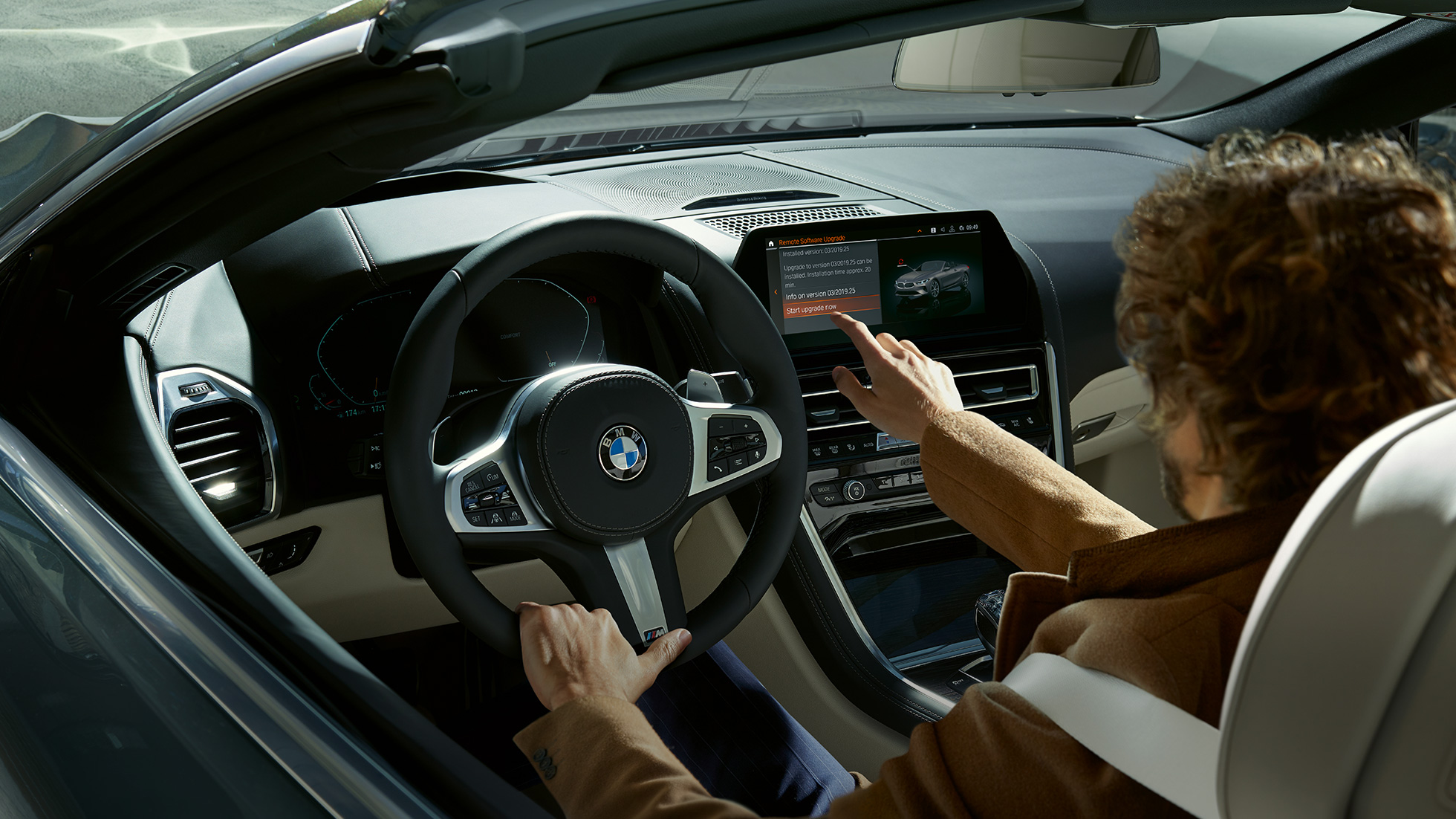BMW M850i xDrive, juht kasutab puutetundlikku BMW Live Cockpit Professionali. BMW M850i xDrive, juht kasutab puutetundlikku BMW Live Cockpit Professionali.